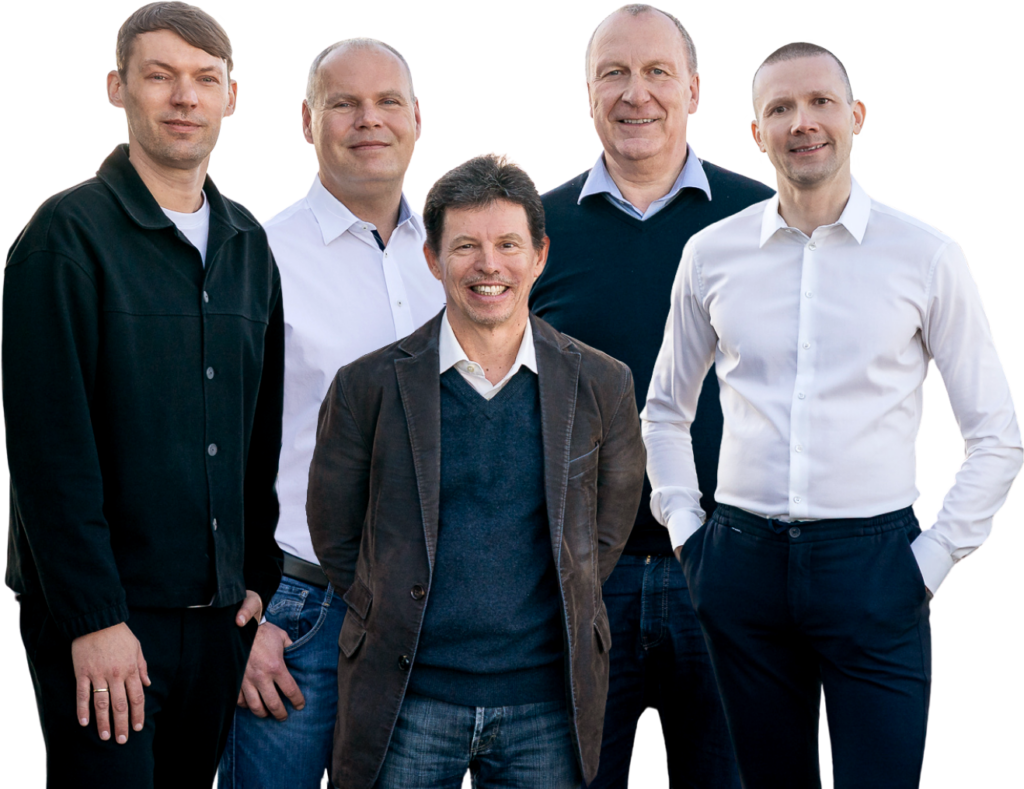 Gruppenfoto der fünf Partner von RBM Ritzmann + Dr. Blödorn: fünf Männer stehen nebeneinander und blicken in die Kamera; das Bild dient als Vorstellung des Partnerteams der Kanzlei für Steuerberatung und Wirtschaftsprüfung.